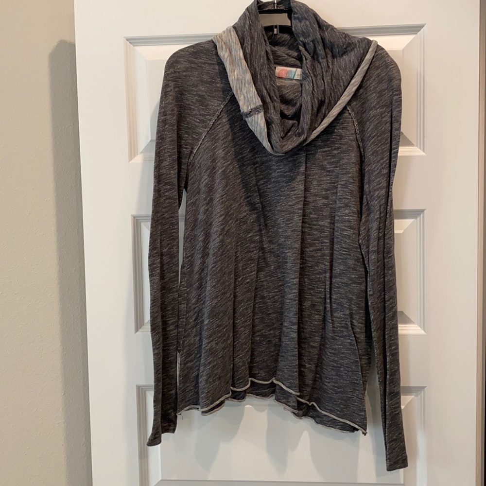 Gray long sleeve tunic. Size large.